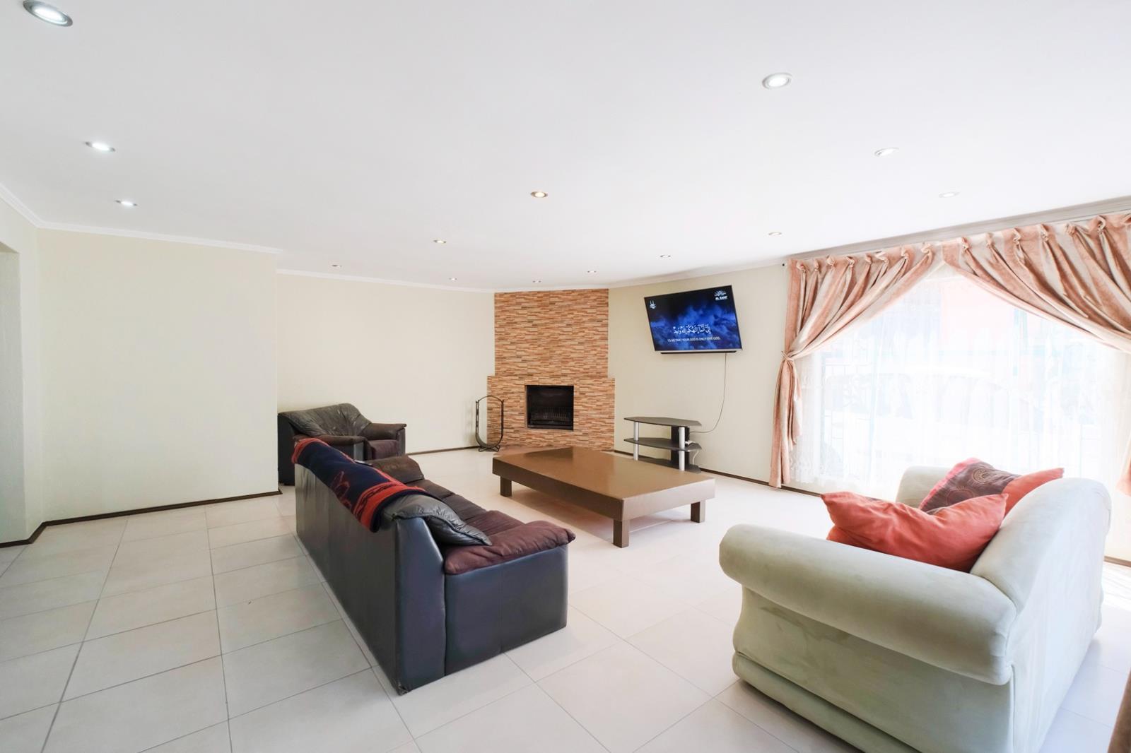 4 Bedroom House in Heuweloord