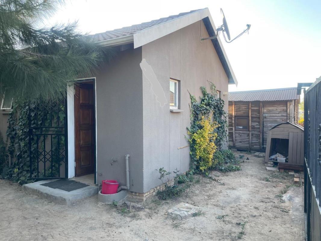 2 Bedroom House in Randfontein Central
