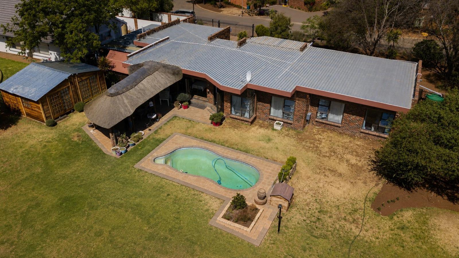 6 Bedroom House in Universitas