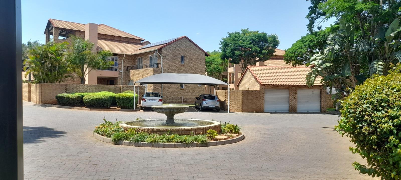 2 Bedroom Flat in Die Hoewes