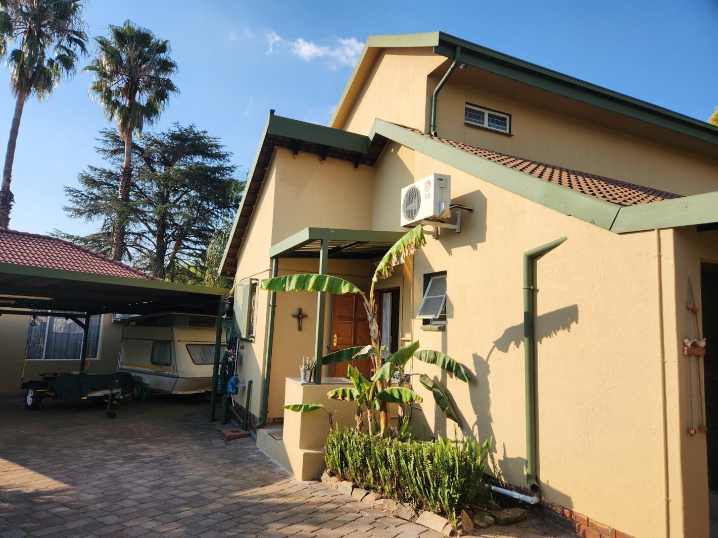 6 Bedroom House in The Reeds
