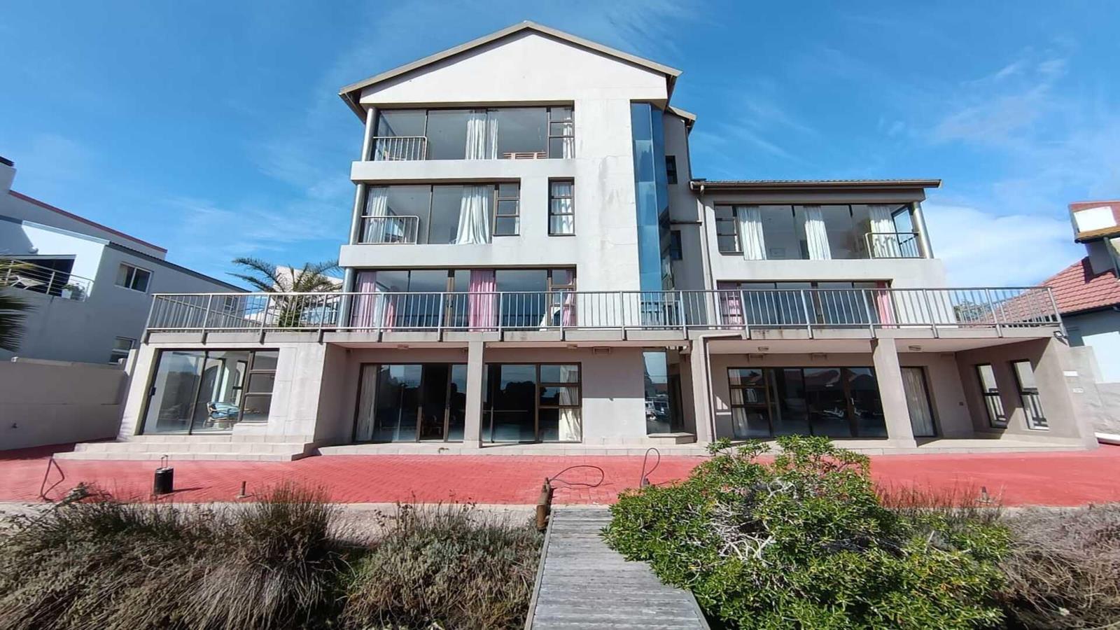 11 Bedroom House in Port Owen