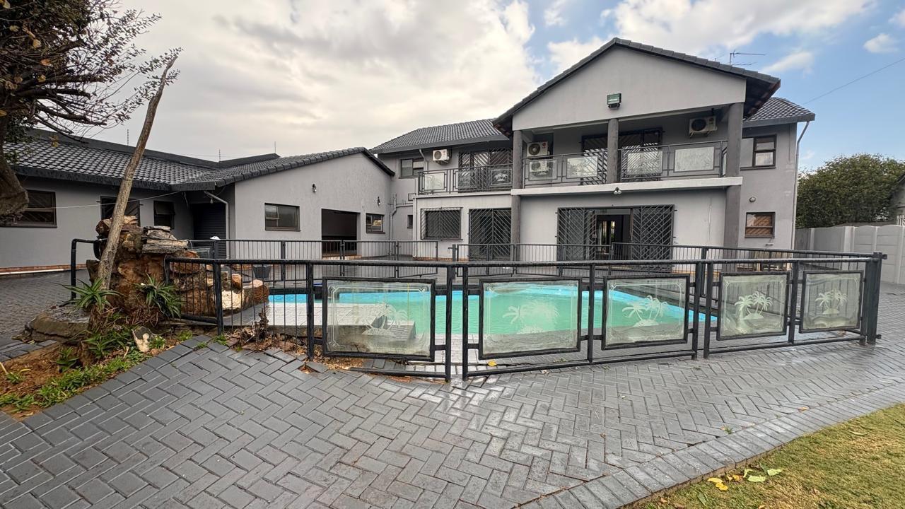 7 Bedroom House in Mackenzie Park
