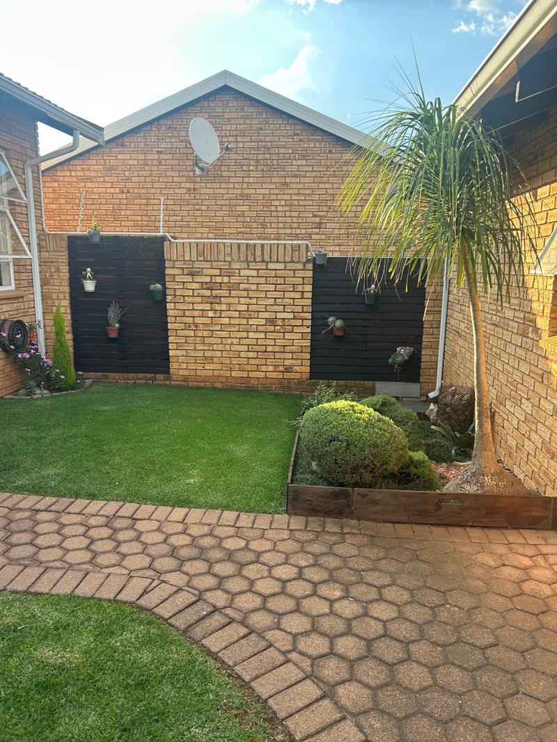 2 Bedroom Townhouse in Noordheuwel