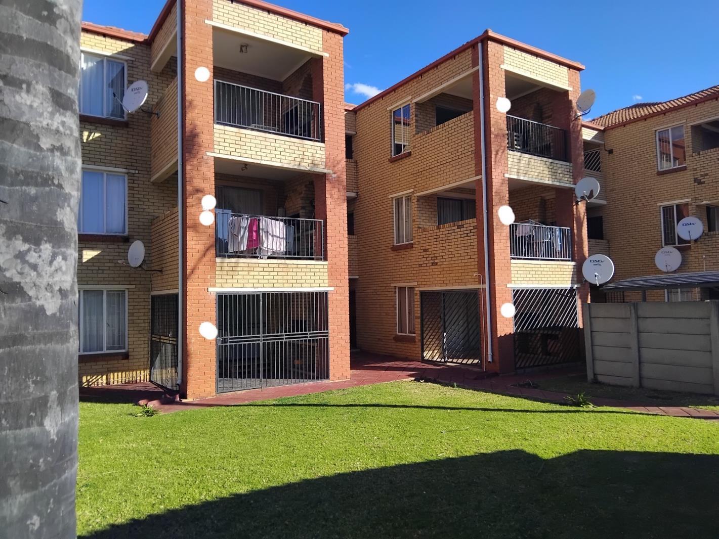 2 Bedroom Apartment in Die Hoewes