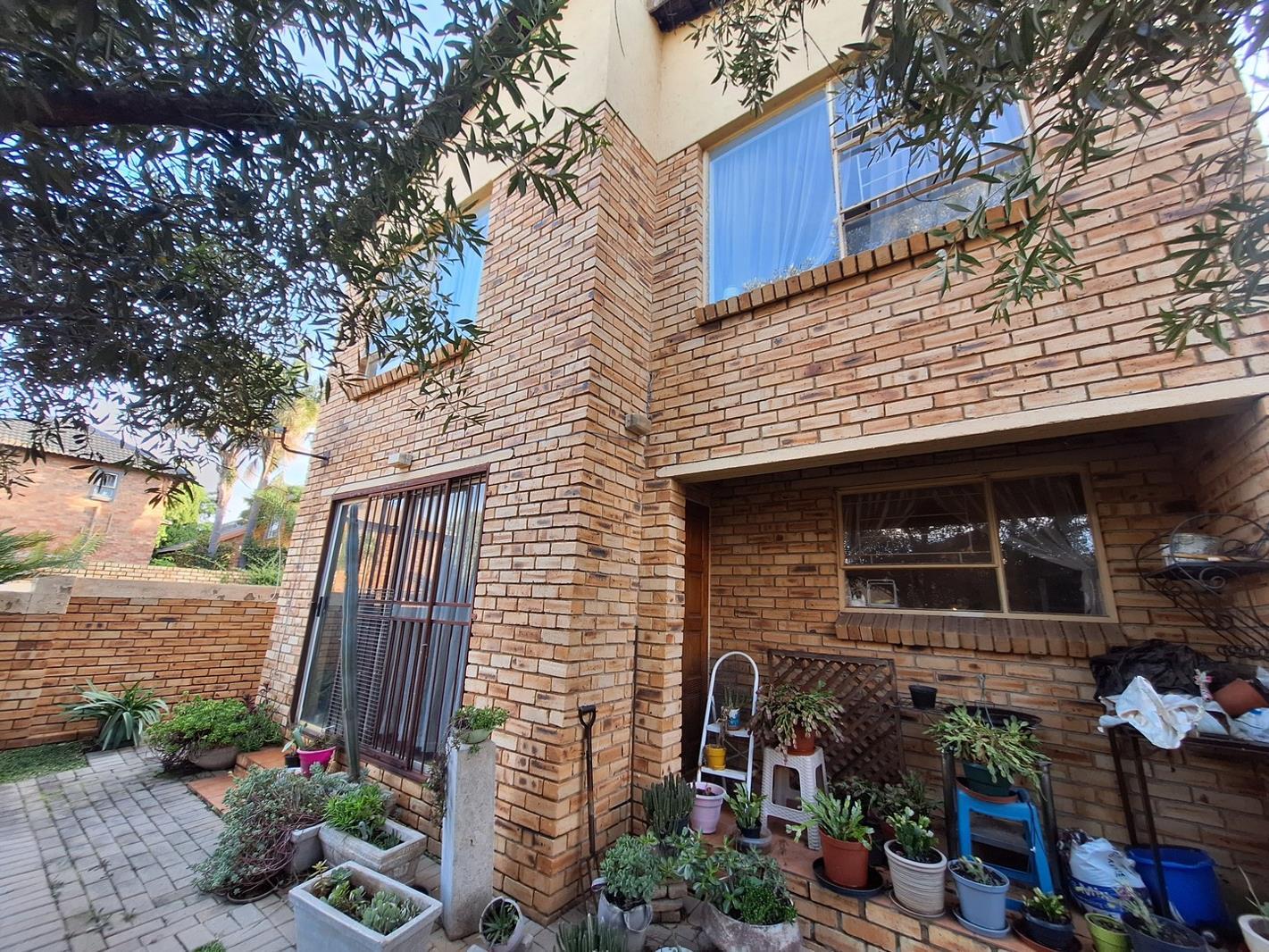3 Bedroom Townhouse in Heuwelsig Estate