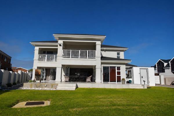 4 Bedroom House in Struisbaai