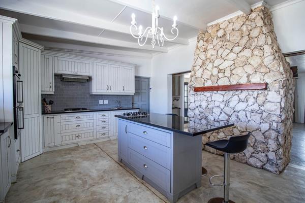 6 Bedroom House in Jacobs Bay