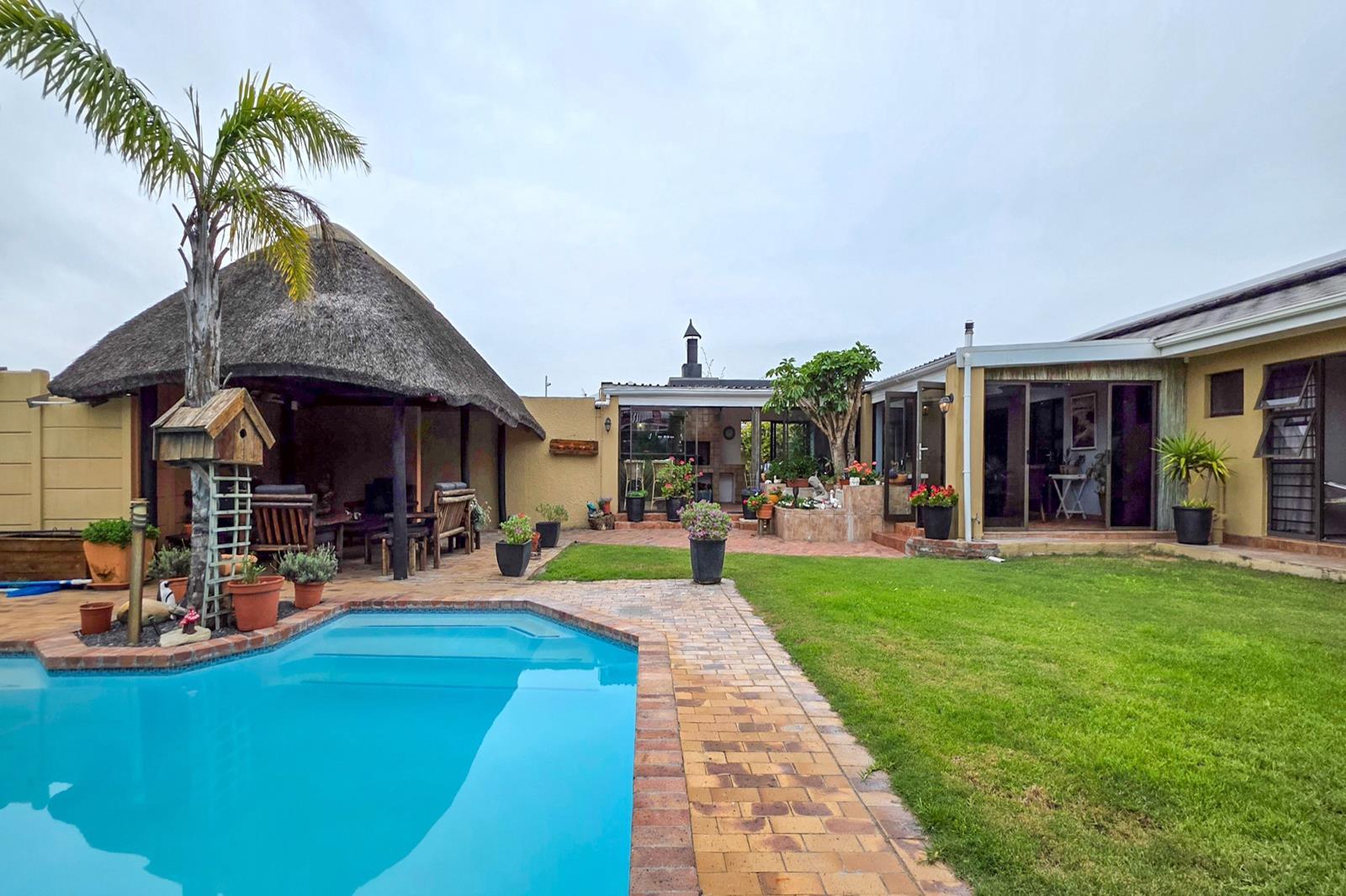 4 Bedroom House in Bloubergrant
