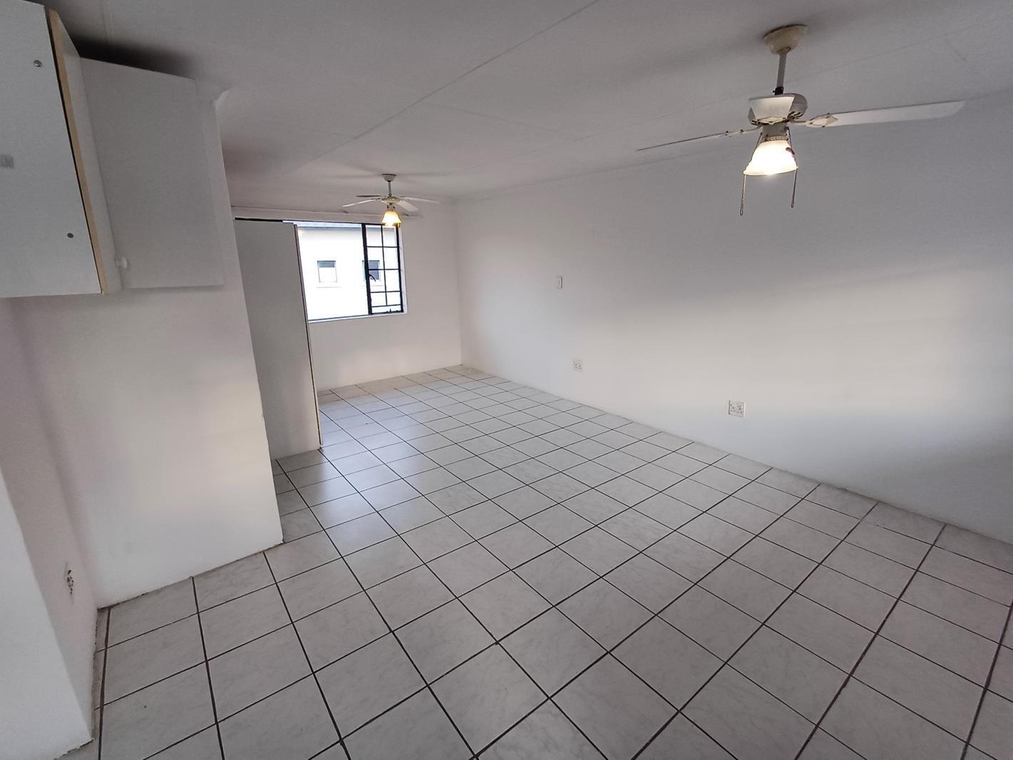 Bachelor apartment in Jansen Park