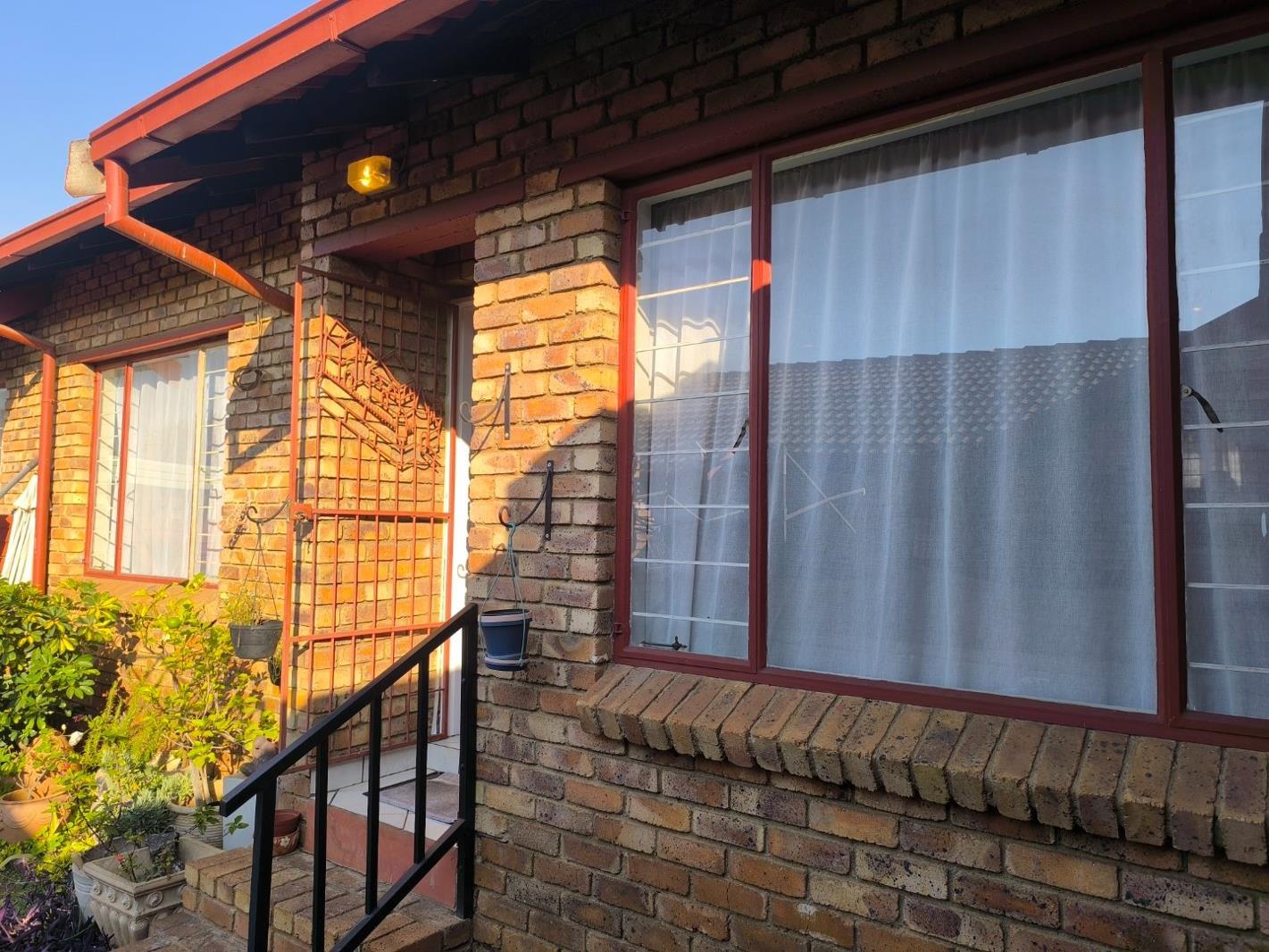 2 Bedroom Apartment in Rooihuiskraal North