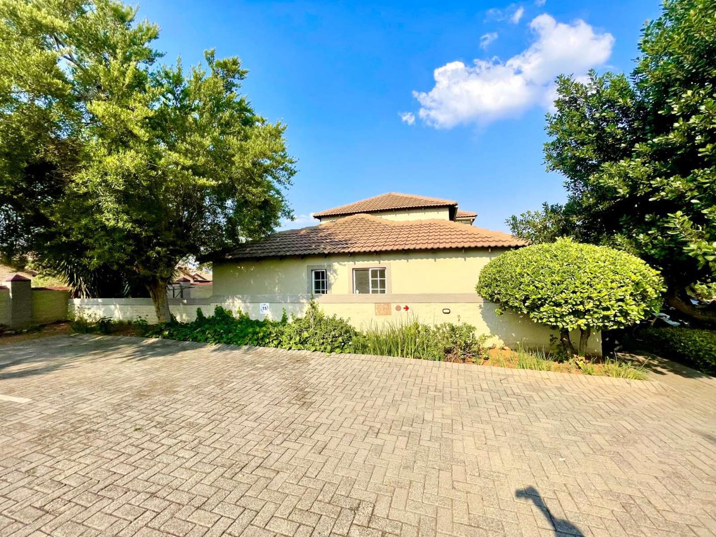 2 Bedroom Townhouse in Heuwelsig Estate