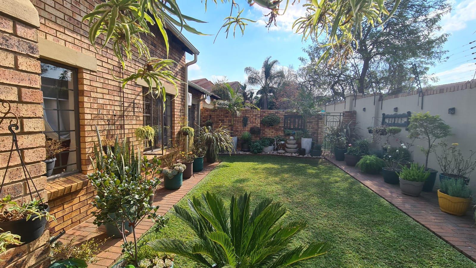 3 Bedroom Simplex in Die Hoewes