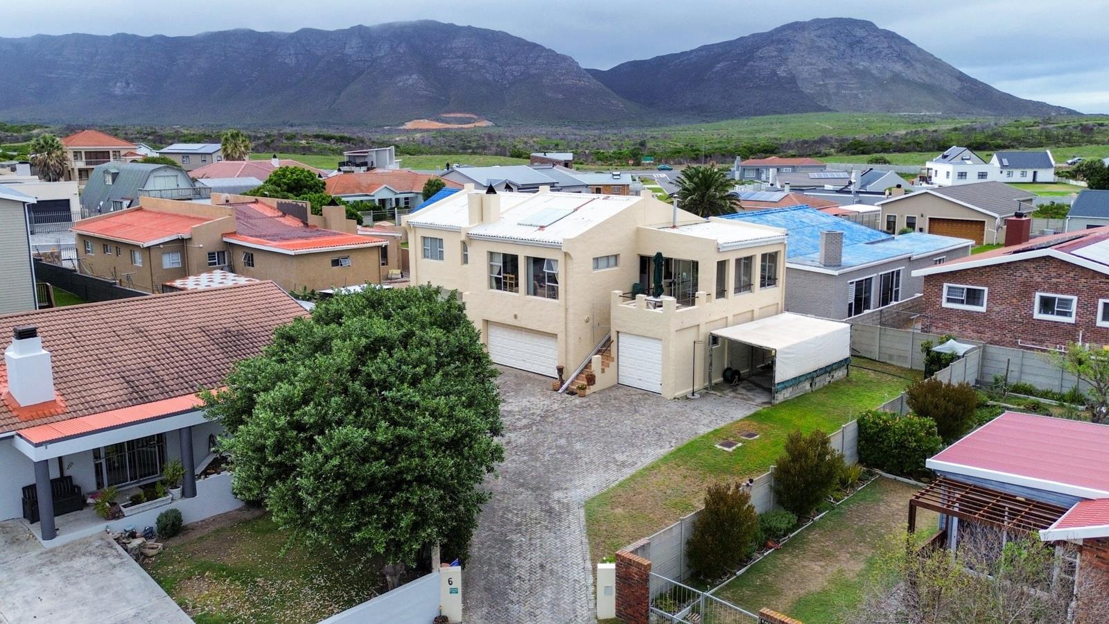5 Bedroom House in Perlemoenbaai