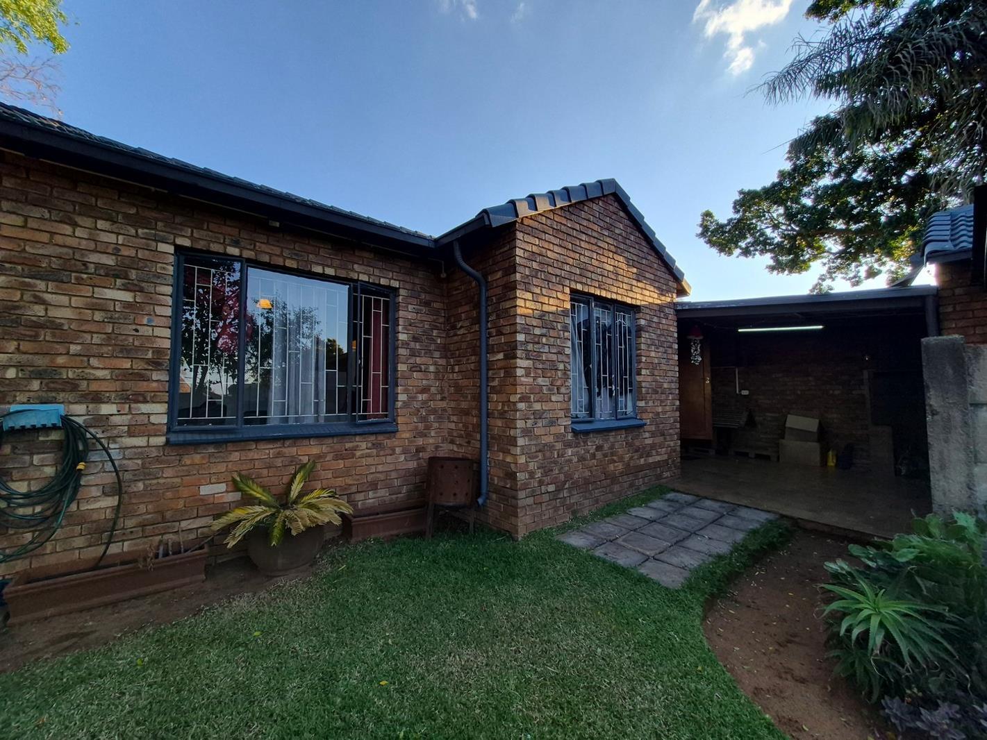 3 Bedroom Townhouse in Rooihuiskraal