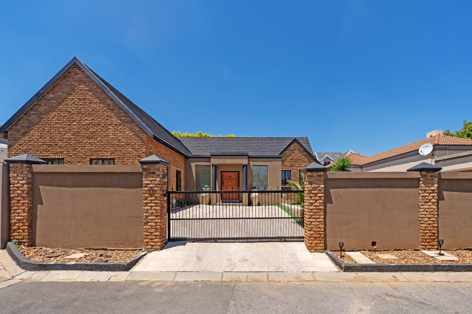 4 Bedroom House in Maroeladal