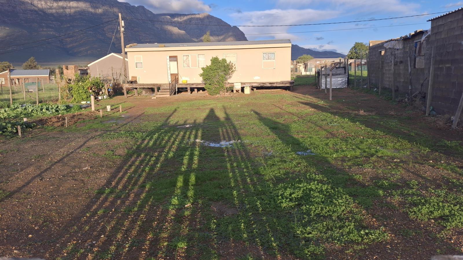600 m² Land available in Saron