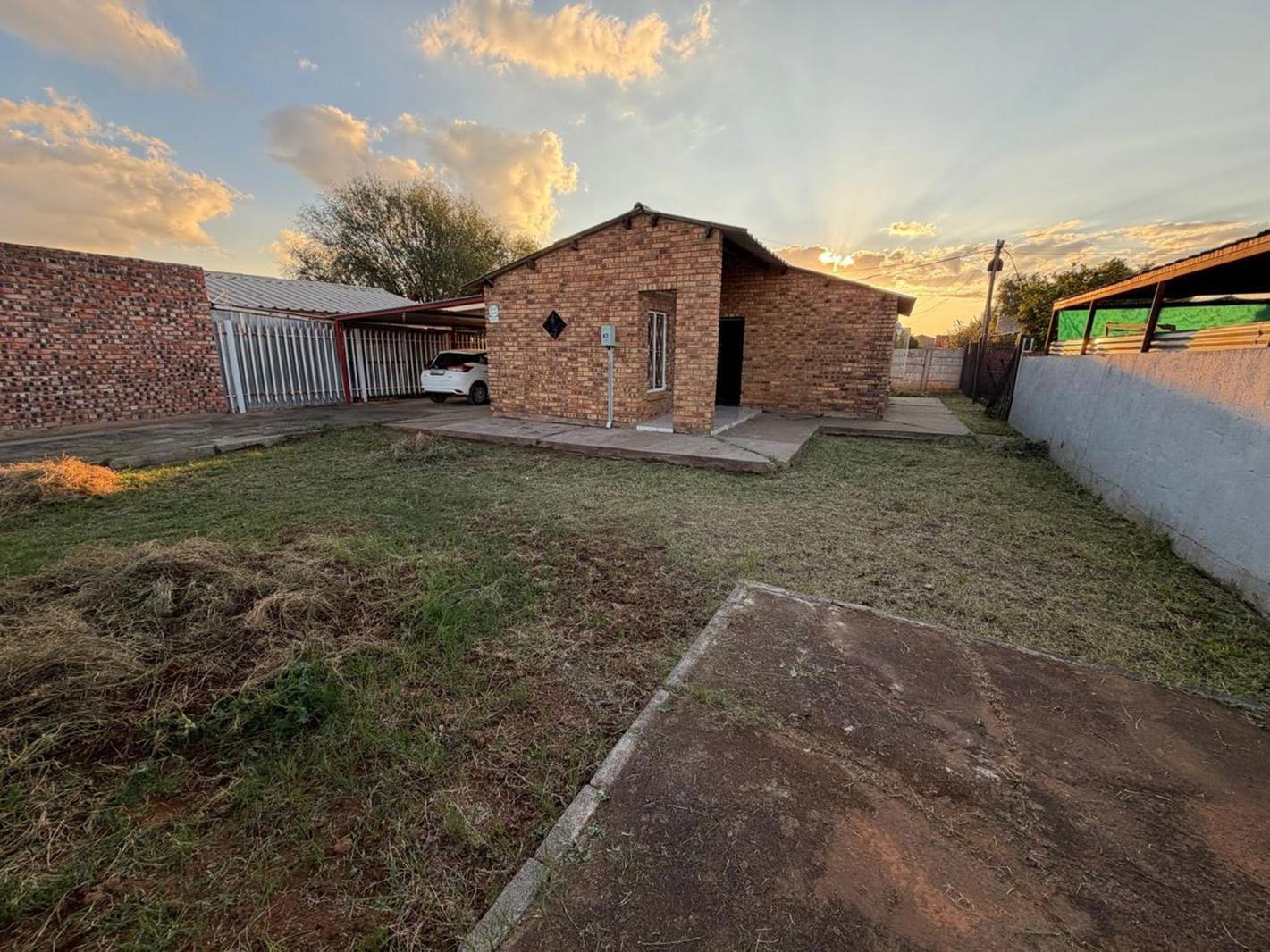 2 Bedroom House in Roodepan