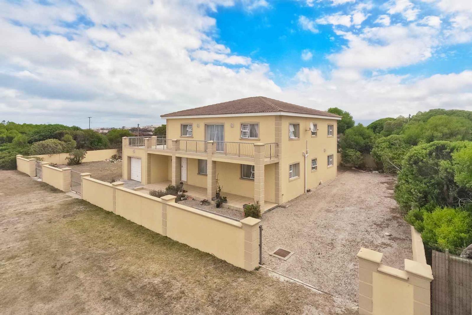 4 Bedroom House in Pearly Beach
