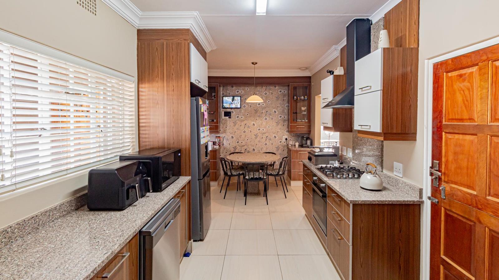 3 Bedroom House in Kensington B