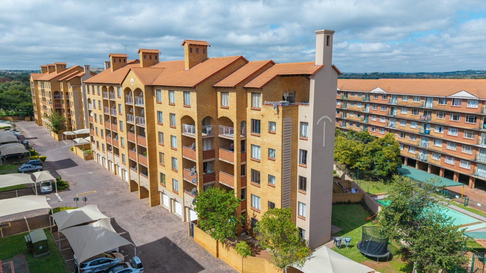 2 Bedroom Apartment in Die Hoewes
