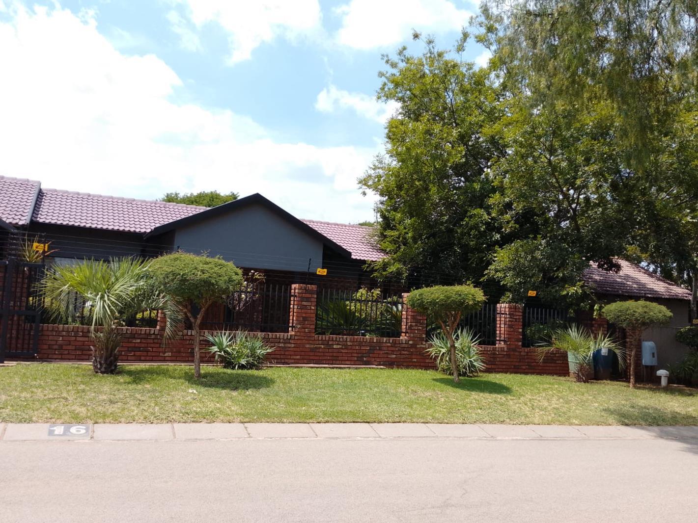 4 Bedroom House in Doringkruin