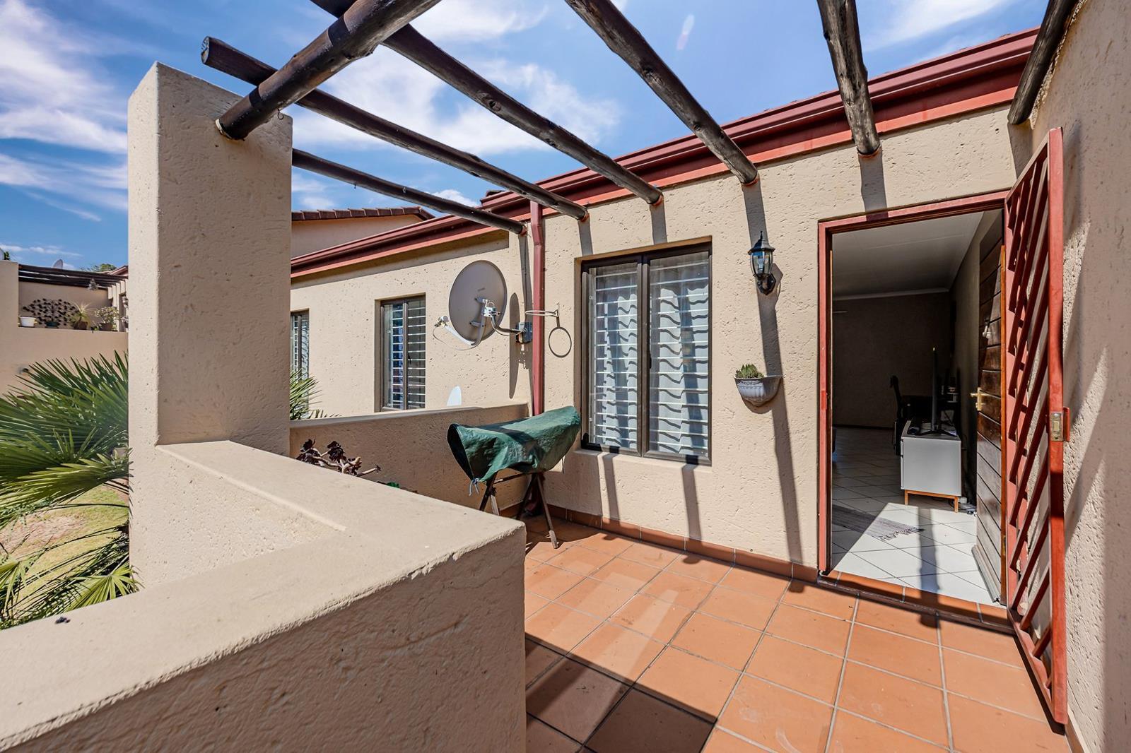 2 Bedroom Townhouse in Roodekrans