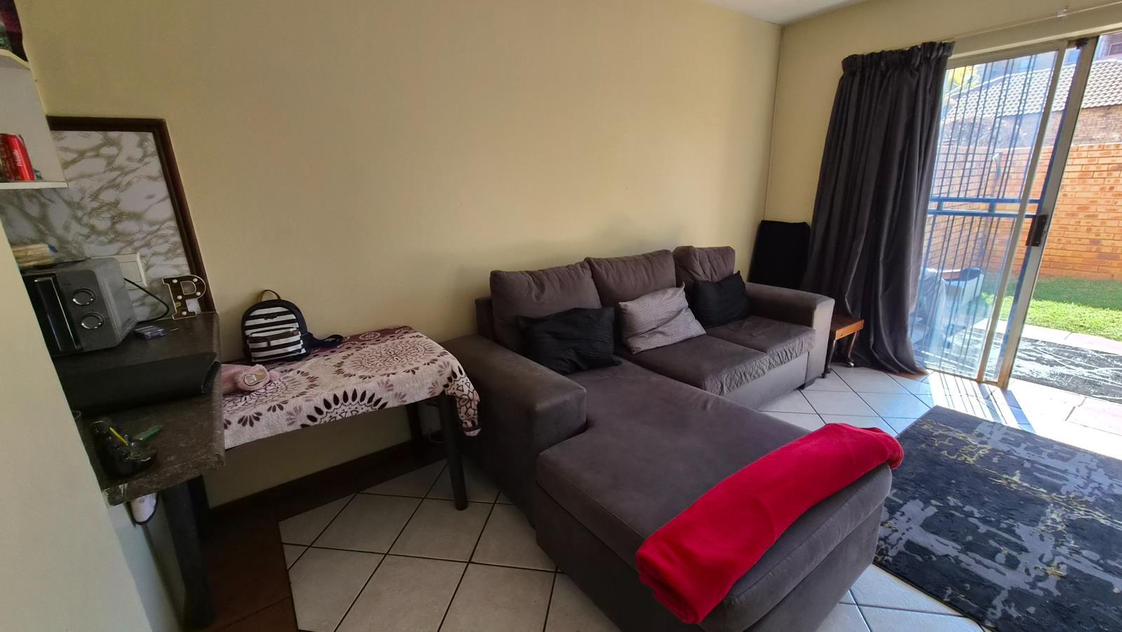 2 Bedroom Apartment in Die Hoewes