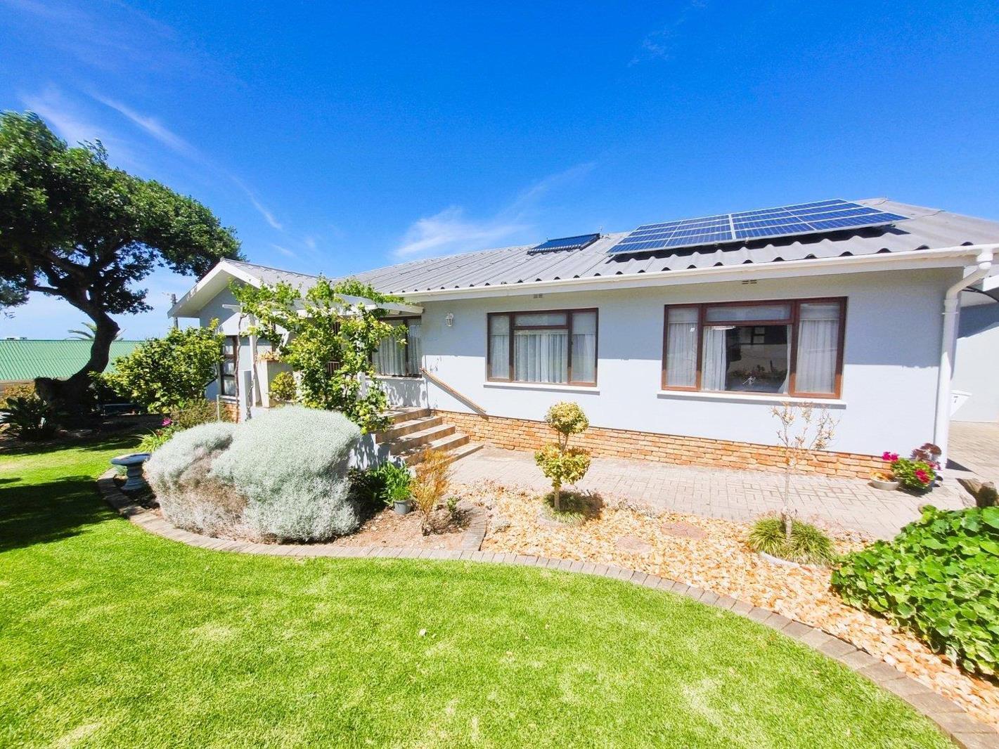 4 Bedroom House in Stilbaai Wes