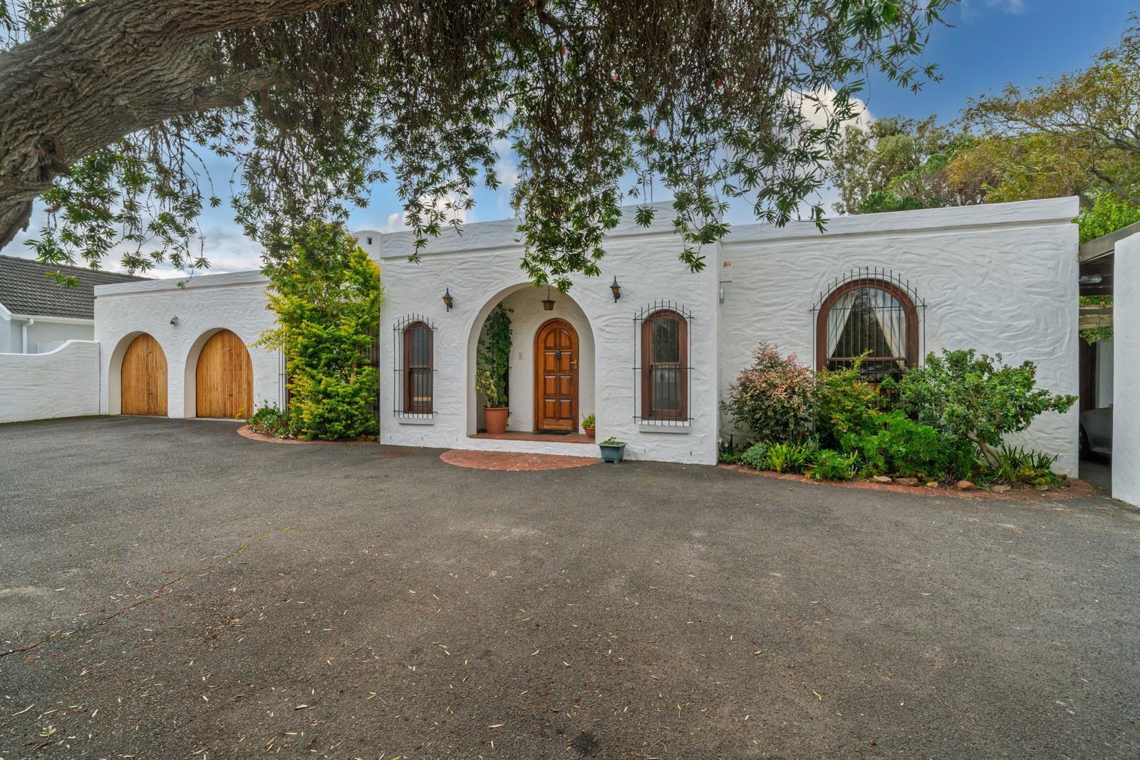 4 Bedroom House in Bergvliet