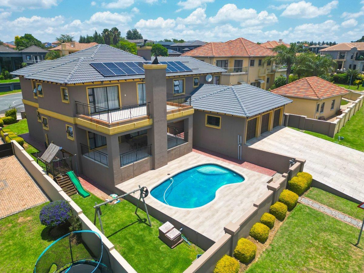 7 Bedroom House in Blue Valley Golf Estate
