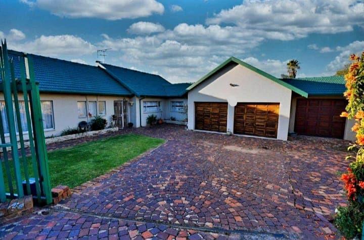 4 Bedroom House in Weltevreden Park