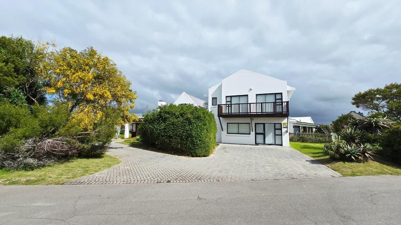 5 Bedroom House in Boggomsbaai