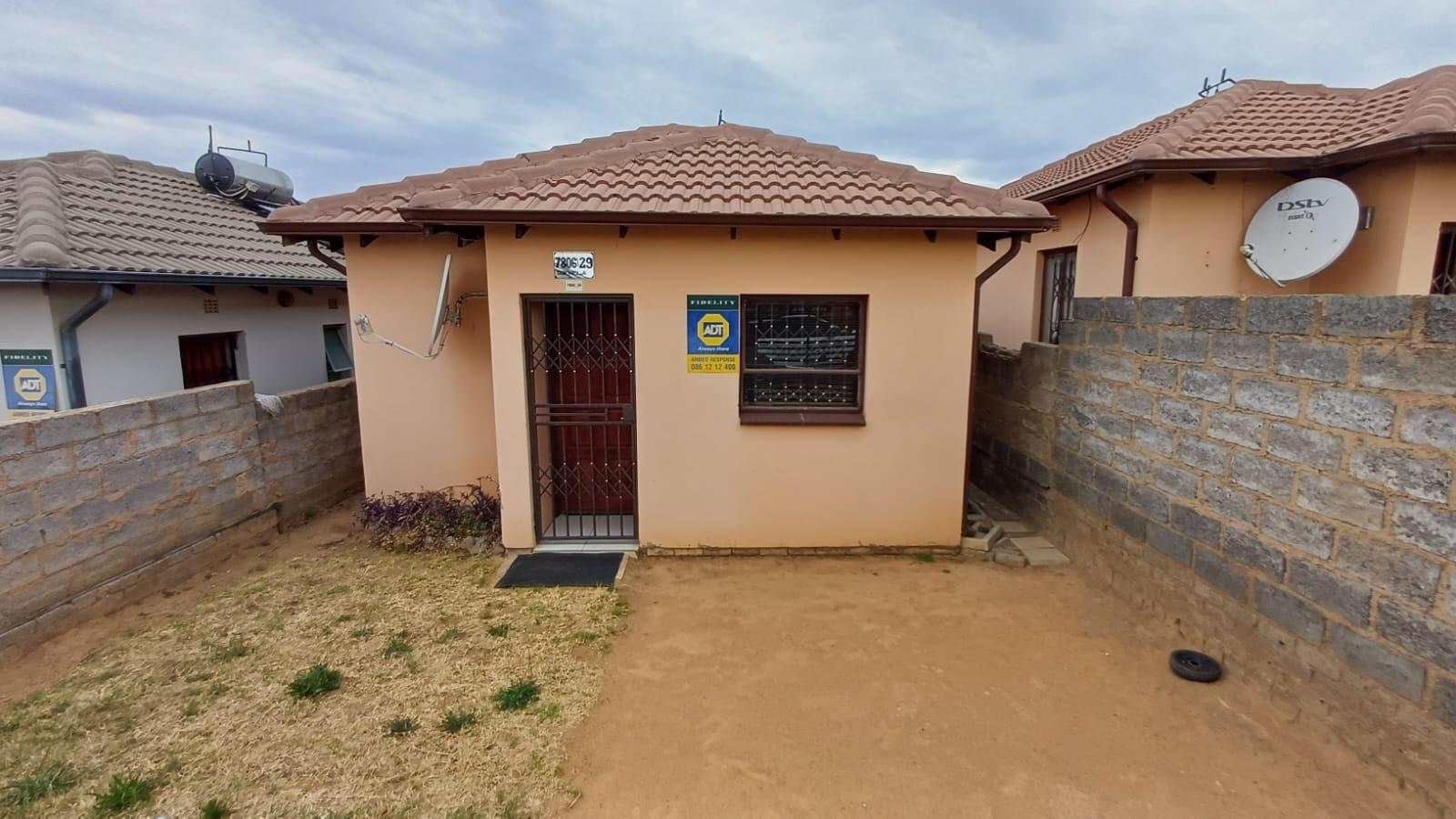 2 Bedroom House in Clayville