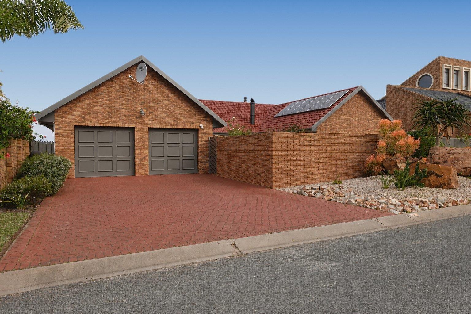6 Bedroom House in Outeniqua Strand