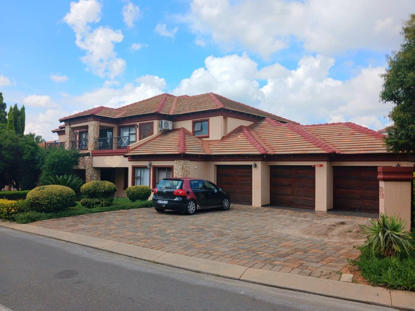 4 Bedroom House in Blue Valley Golf Estate