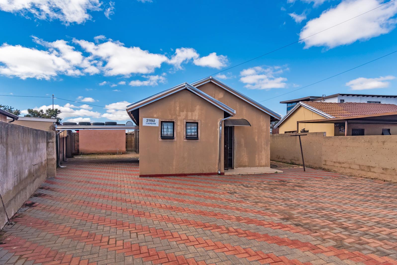 8 Bedroom House in Protea Glen