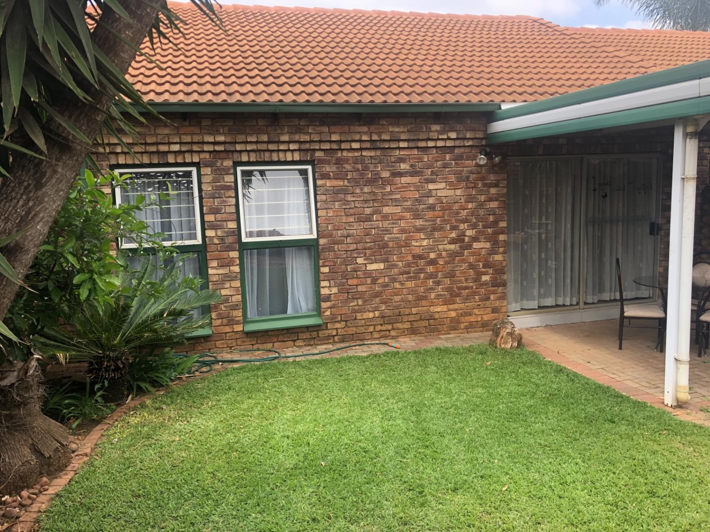 2 Bedroom Simplex in Die Hoewes