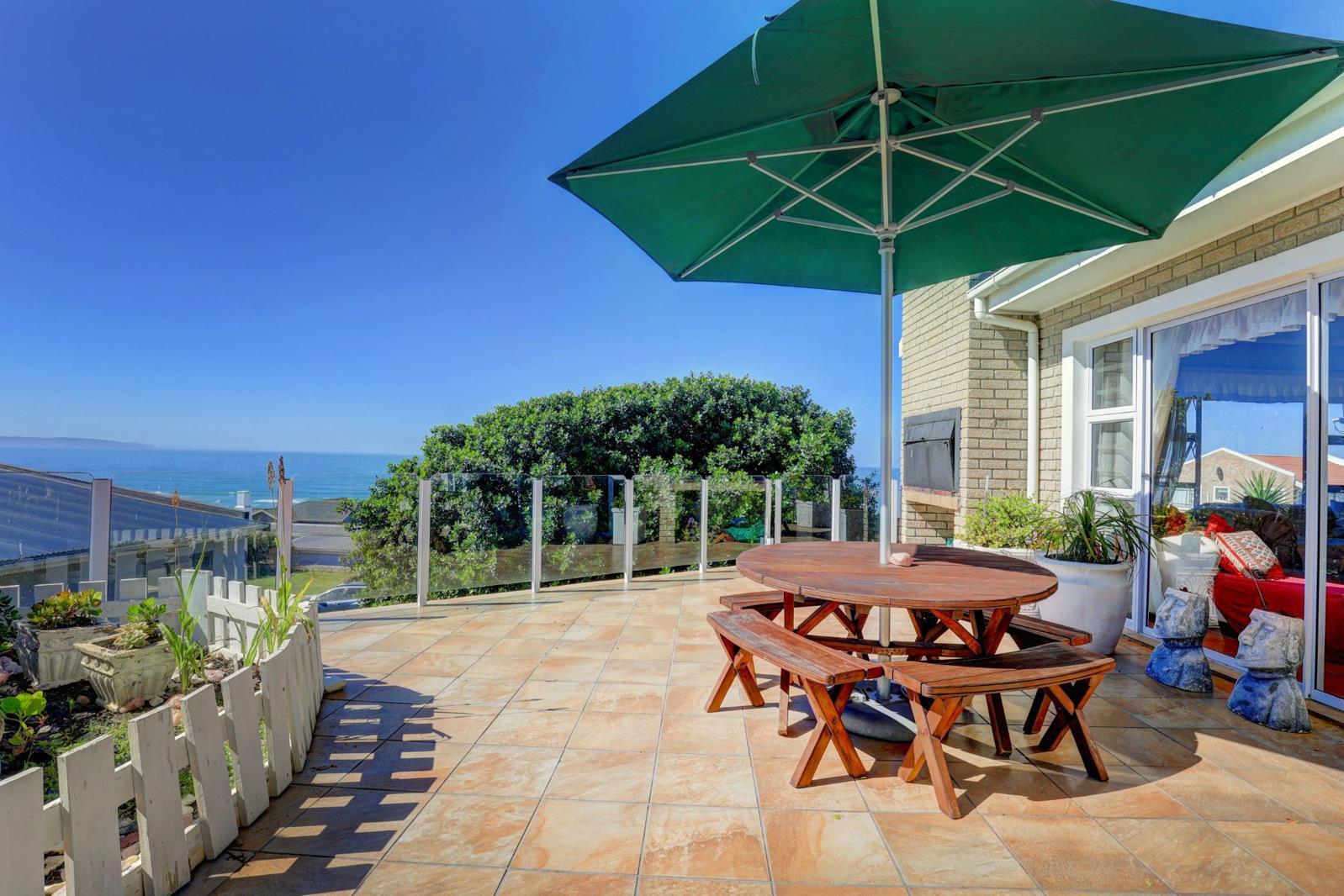 4 Bedroom House in Boggomsbaai
