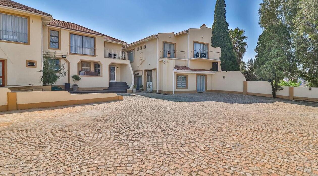 25 Bedroom House in Winchester Hills