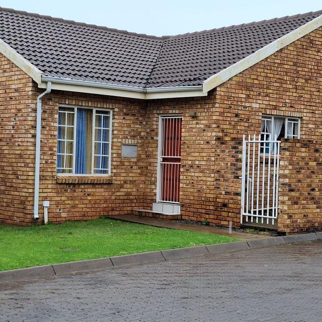 2 Bedroom Duet in Pierre van Ryneveld