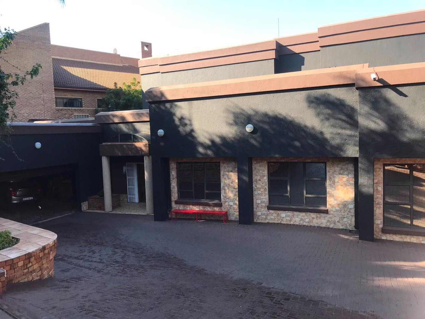 8 Bedroom House in Bassonia