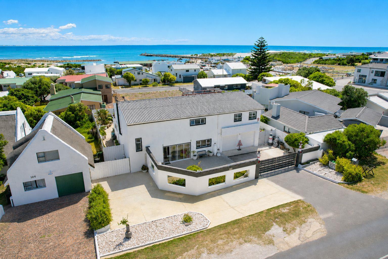 6 Bedroom House in Struisbaai