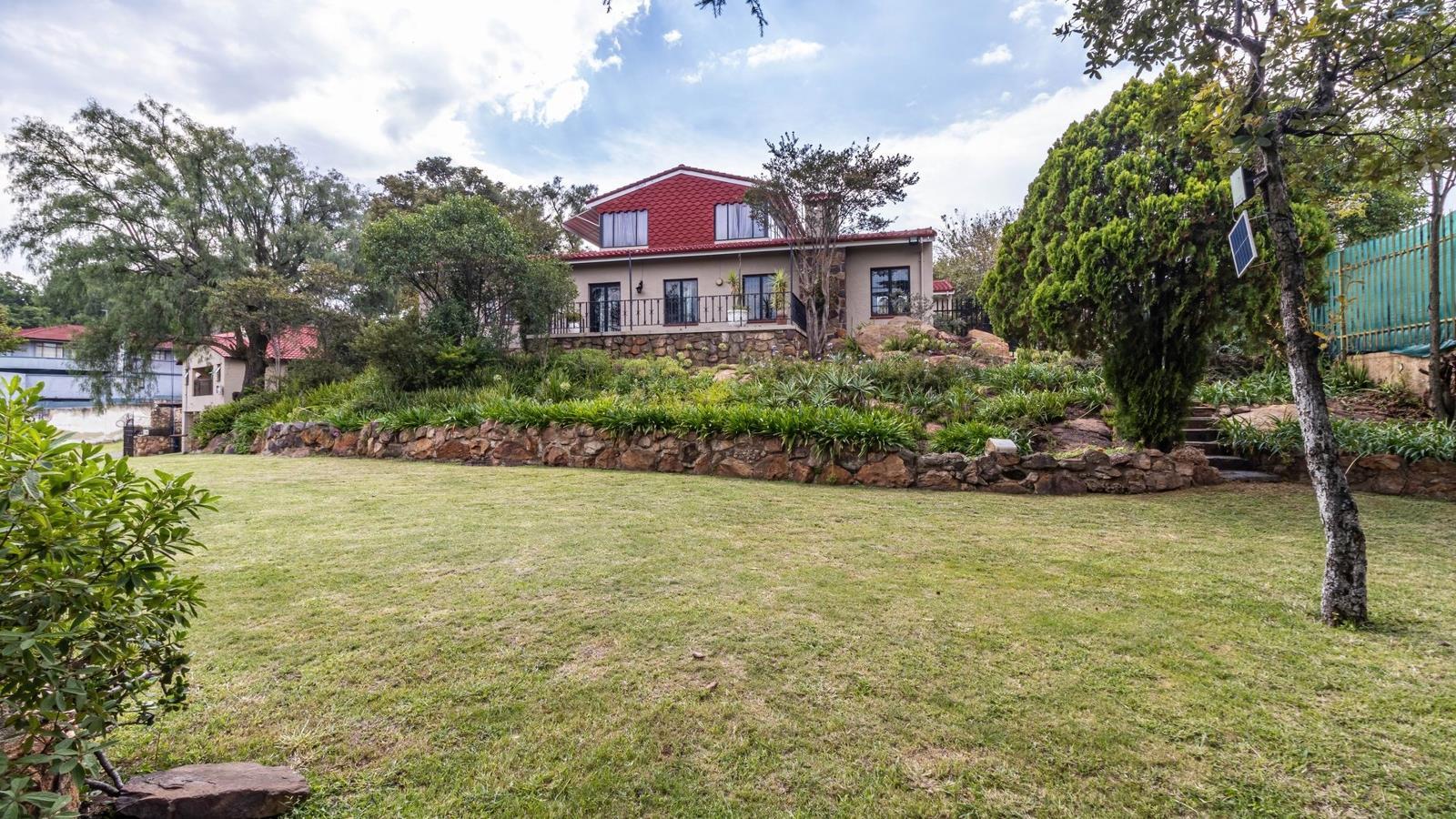 8 Bedroom House in Oakdene