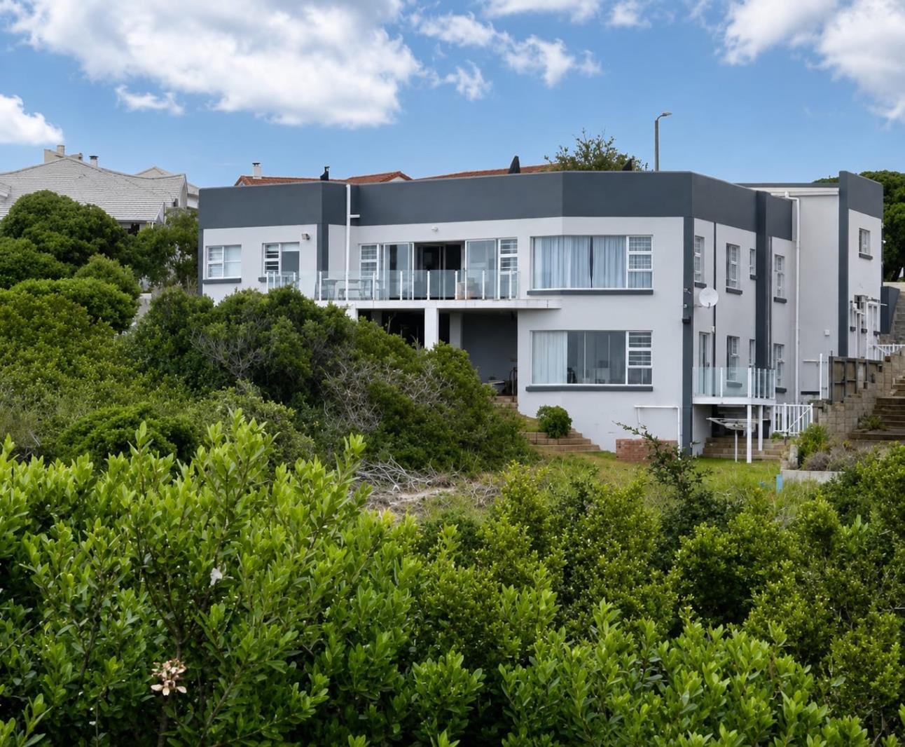 4 Bedroom House in Stilbaai Wes