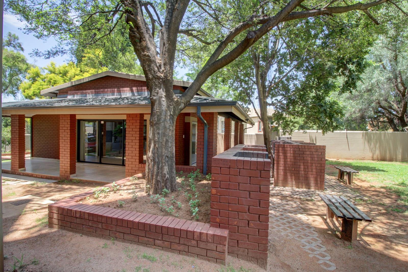 2 Bedroom Apartment in Die Hoewes