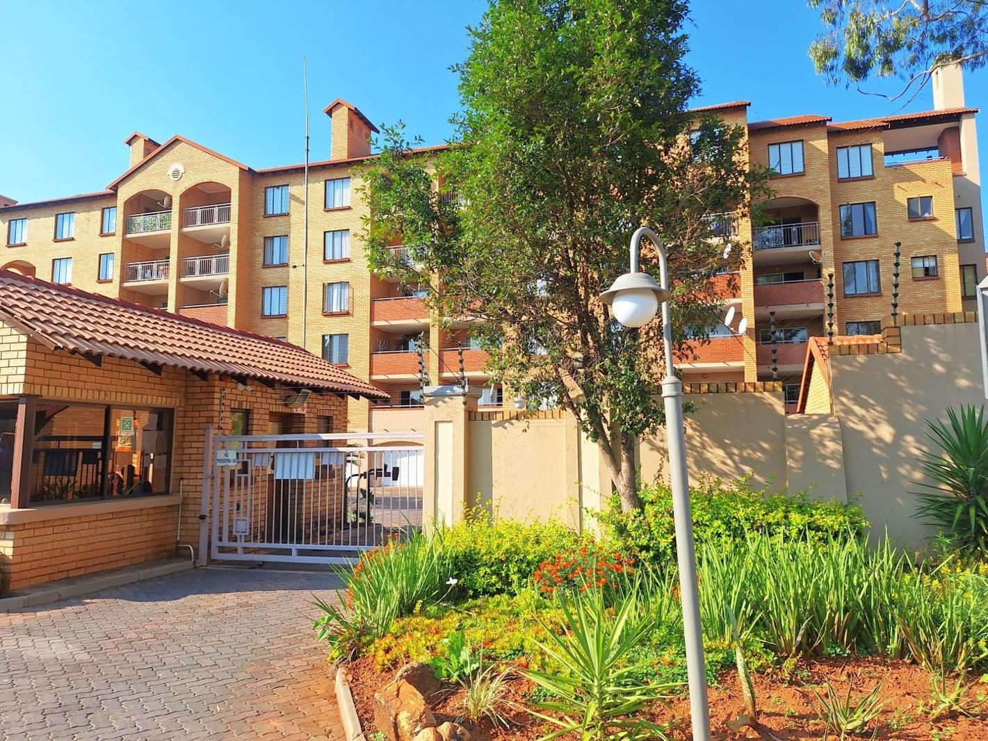 2 Bedroom Flat in Die Hoewes
