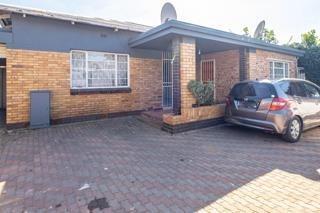 3 Bedroom House in Kensington