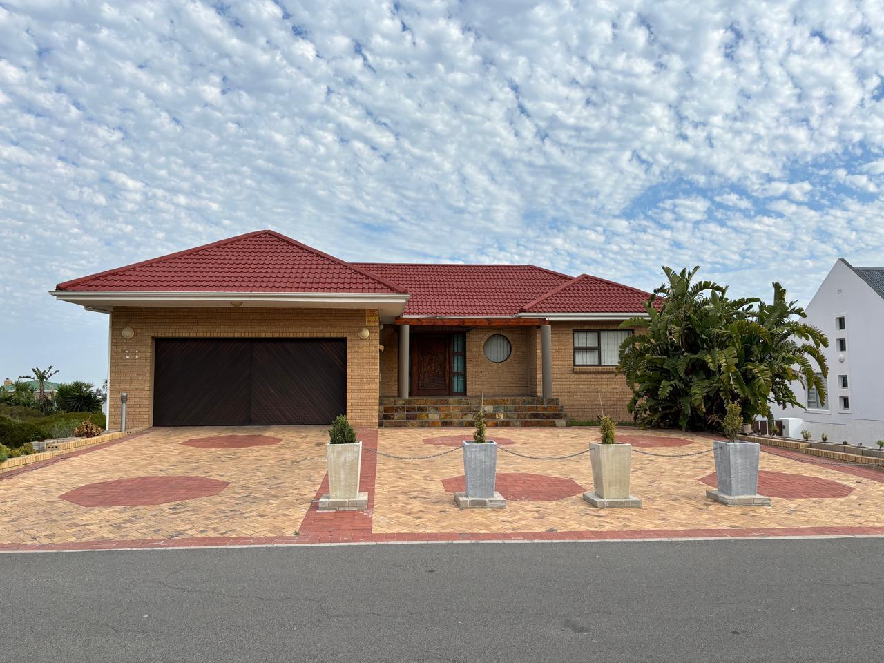 4 Bedroom House in Yzerfontein
