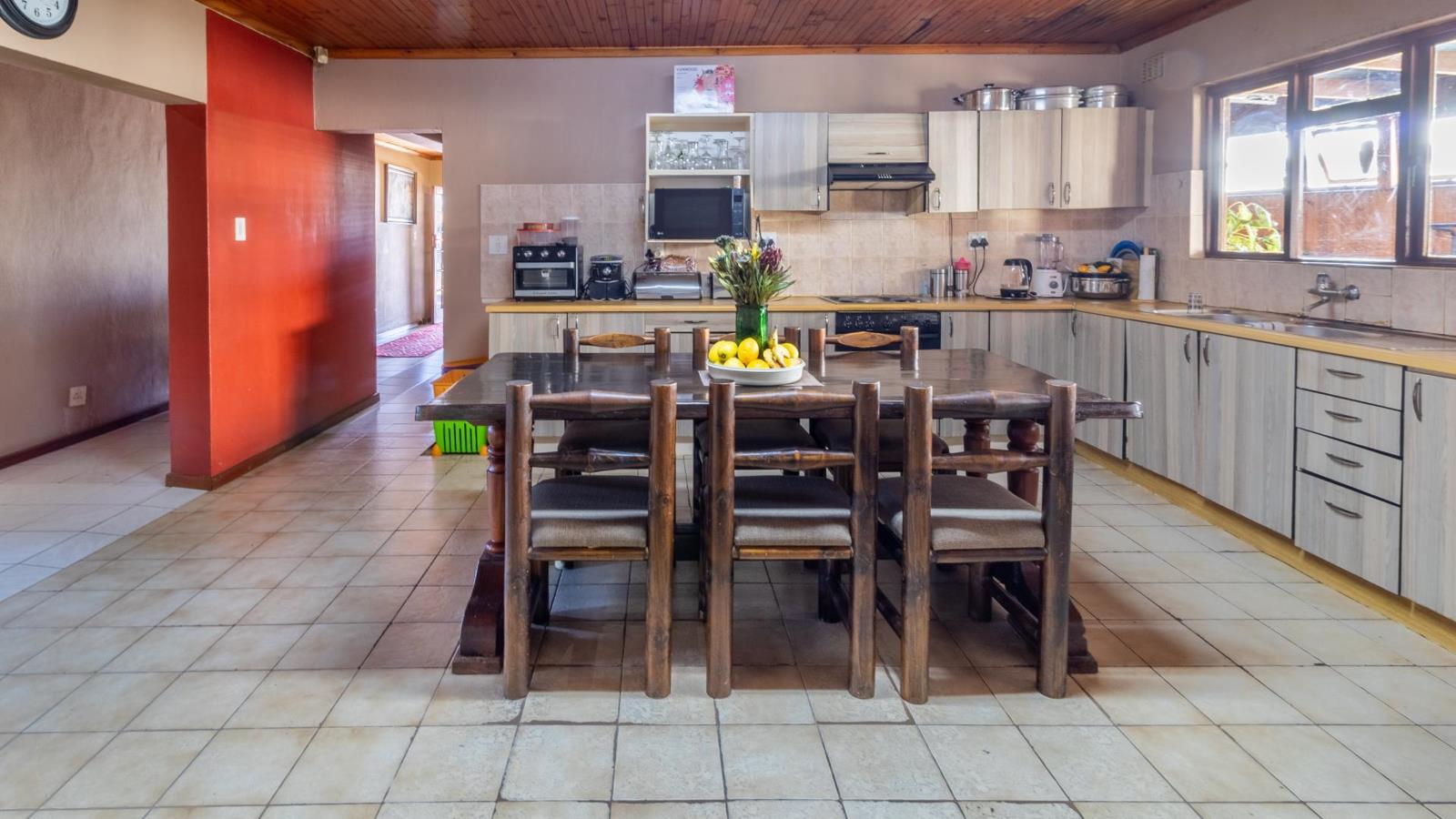 4 Bedroom House in Groenheuwel